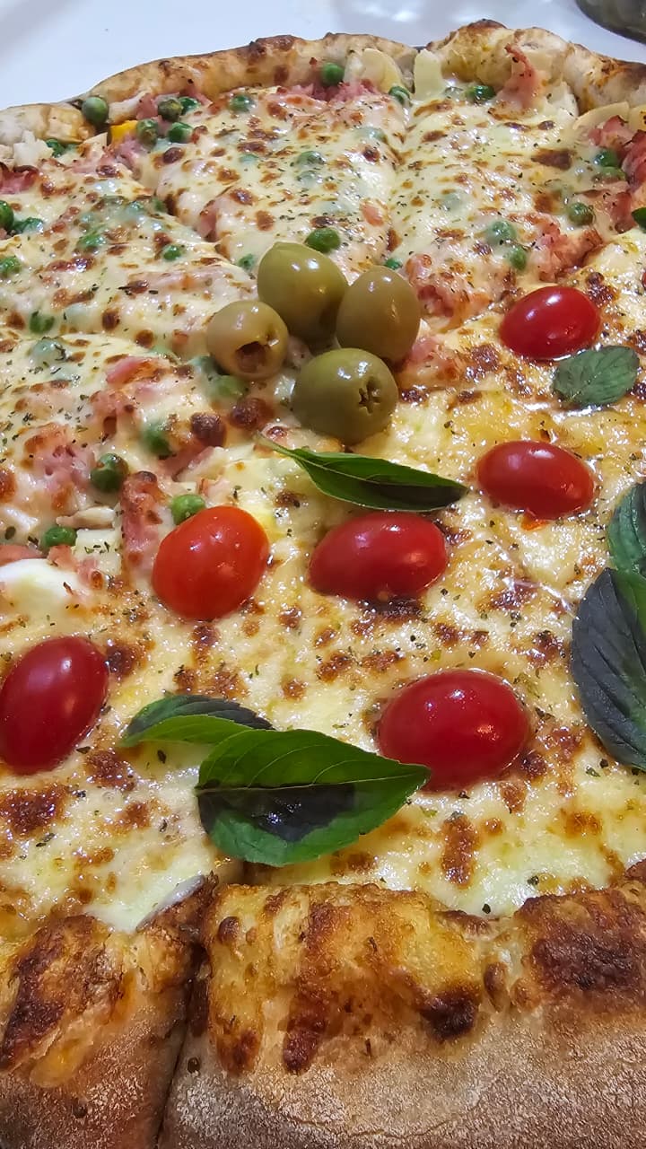Pizza artesanal recheada da Esmero Pizzaria