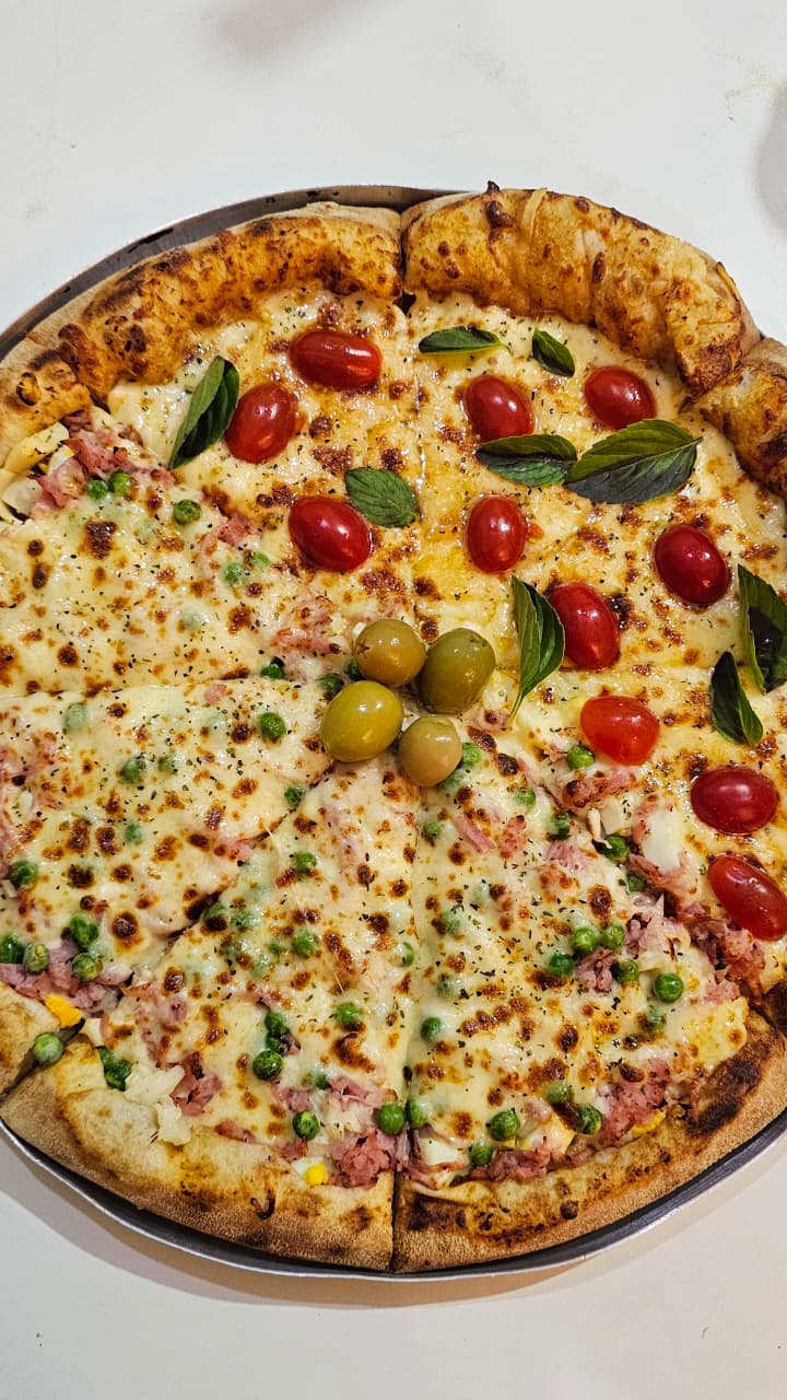 Pizza artesanal inteira da Esmero Pizzaria